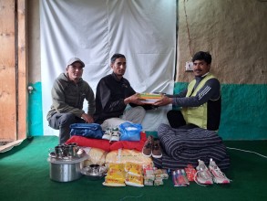 चौगनफयाका आगलागी पिडत शाहीलाई खाद्ययन्न सहित भाँडाकडा गरी २५ हजार बराबरको सामाग्री सहयोग