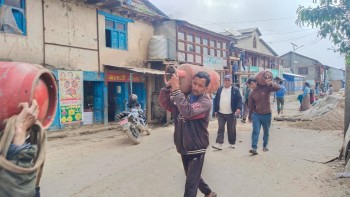 हुम्लाको सिमकोटमा आजबाट भरी ग्यास सिलिन्डर बिक्री–वितरण सुरु, मूल्य बढेर प्रतिलिन्डर ३ हजार २ सय रुपैयाँ
