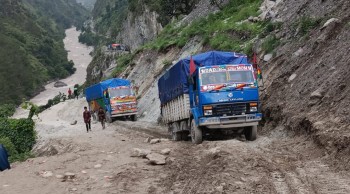 अविरल वर्षाले कर्णाली कोरिडोरको खच्चा सडक अवरुद्ध