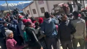 सेवा सुविधा कम भएको भन्दै निर्वाचन प्रहरीद्वारा जिल्ला प्रशासन कार्यालयमा घेराउ