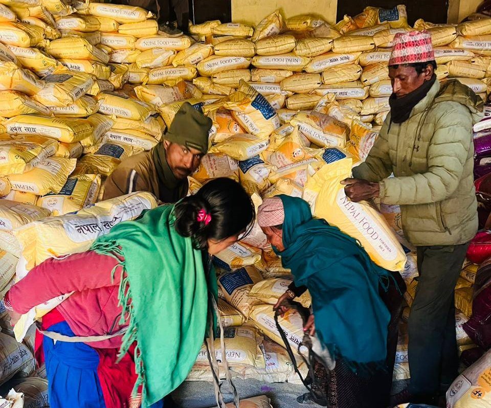 तीन सय दश जनालाई अनुदानमा जन्म, मृत्युको खाद्यान्न वितरण