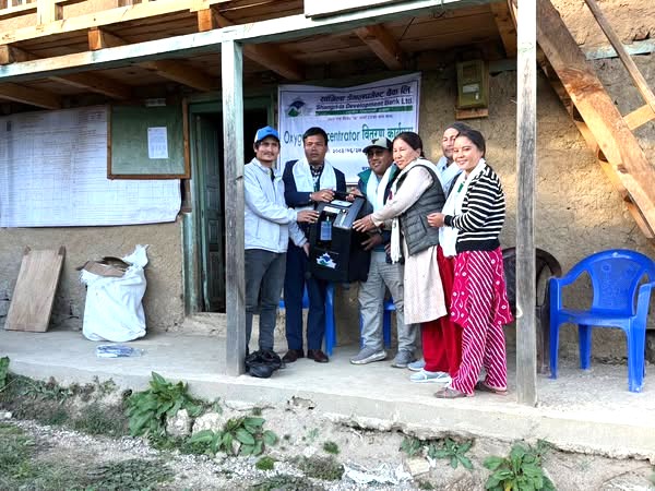सांग्रिला डेभलपमेन्ट बैंकले बरगाँउ स्वास्थ्य चौकीलाई अक्सिजन हस्तान्तरण