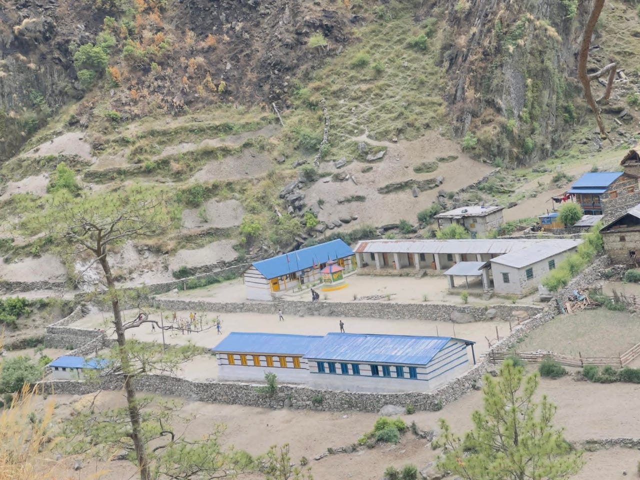 लाली गुराँस माध्यमिक विद्यालयमा ३० लाखको खेल मैदान र १५ लाखको घेरबार निर्माण