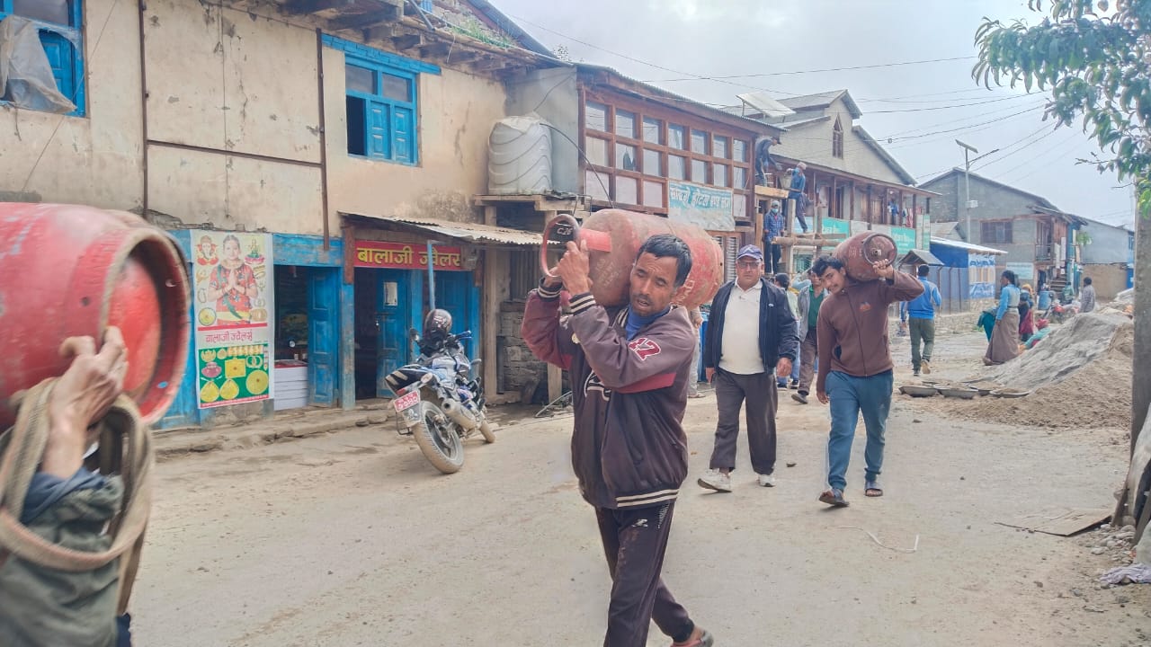 हुम्लाको सिमकोटमा आजबाट भरी ग्यास सिलिन्डर बिक्री–वितरण सुरु, मूल्य बढेर प्रतिलिन्डर ३ हजार २ सय रुपैयाँ
