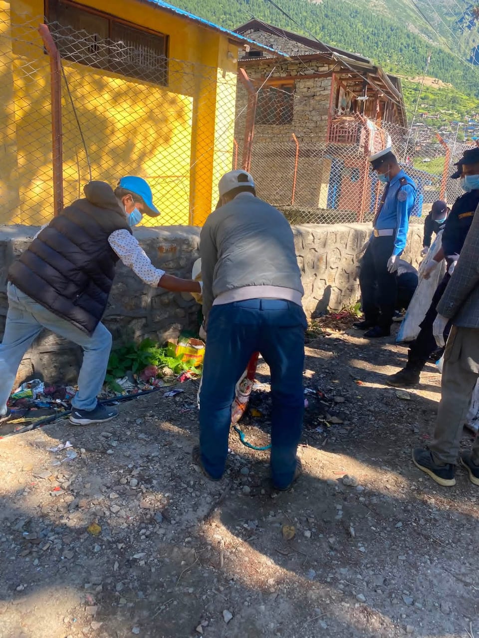  युवा दिवसमा रास्वपाद्धारा बजार सरसफाइ तथा बिरामीलाई फ्रुटी वितरण  
