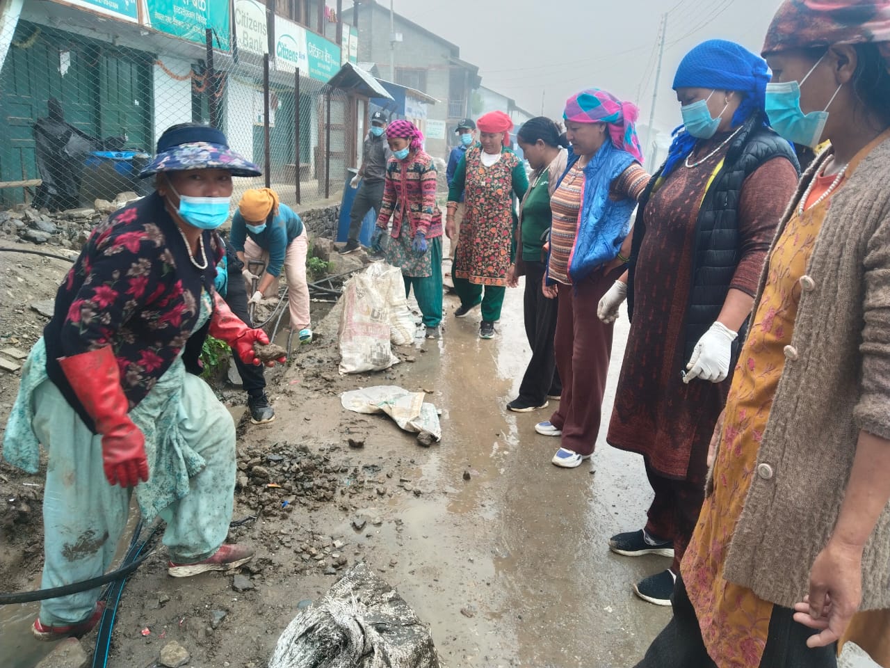 हुम्ली ढुङ्गा युवा समूह र बरगाउँ महिला समूहको संयुक्त पहलमा सरसफाइ