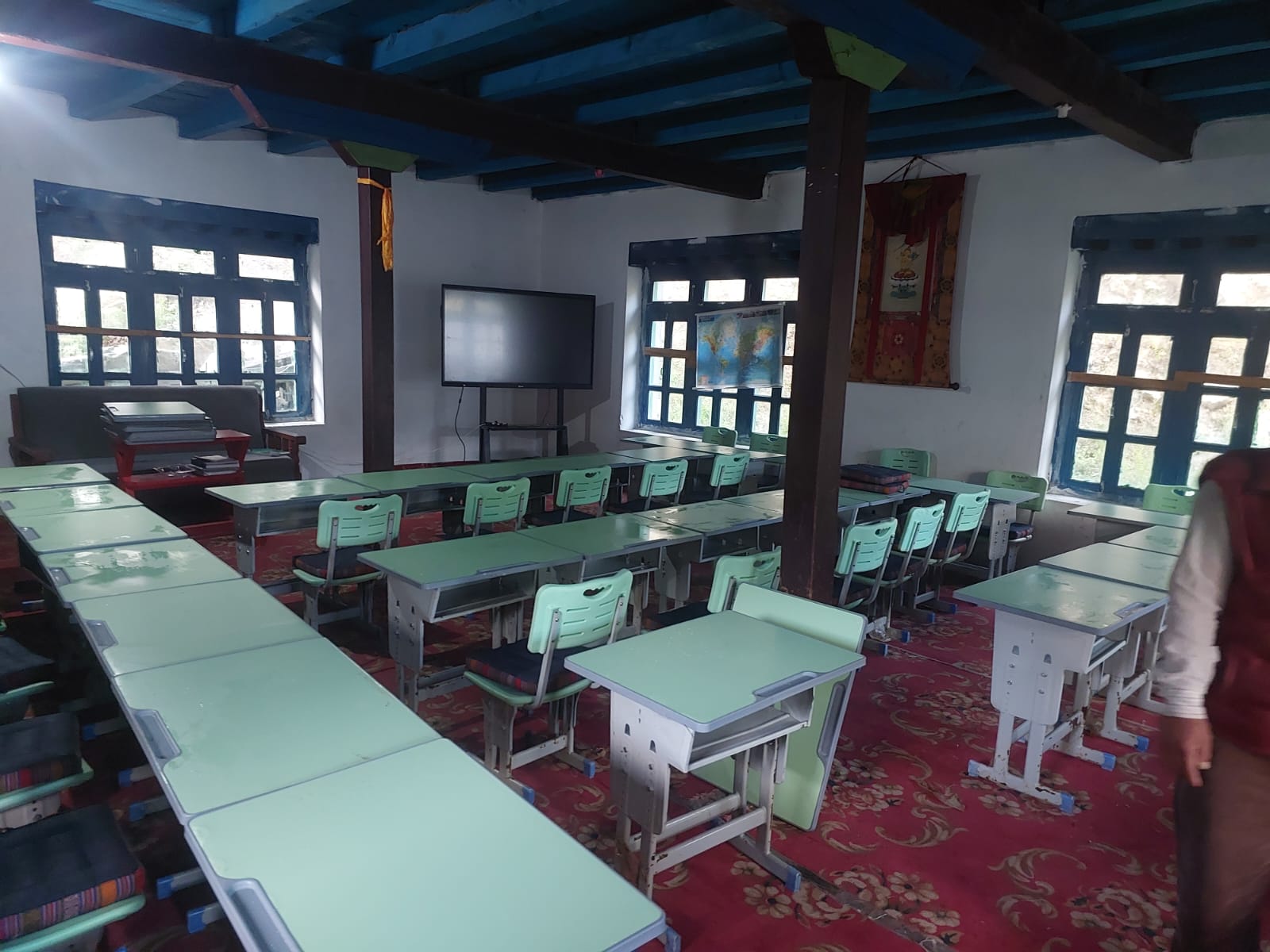 नाम्खा गाउँपालिकाद्धारा नाम्ख्युङ महामाया आधारभूत विद्यालयलाई स्टिल टेबल र कुसी सहयोग