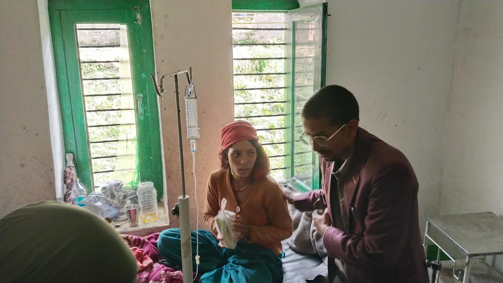 विश्व स्वास्थ्य दिवसको अवसरमा स्वास्थ्य सेवा कार्यालय हुम्लाद्वारा विरामिलाई पोषणयुक्त खाने कुरा सहयोग