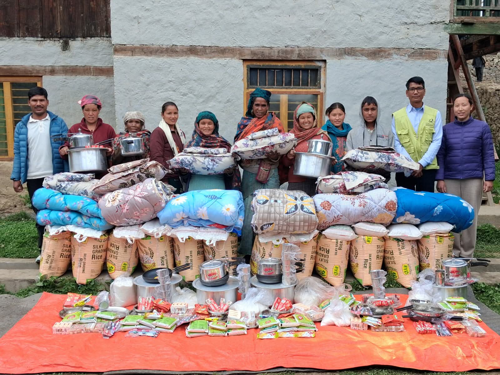 गरिब तथा विपन्न विद्यार्थीलाई खाद्यान्न, लत्ता कपडा र भाँडाकुँडा सहयोग