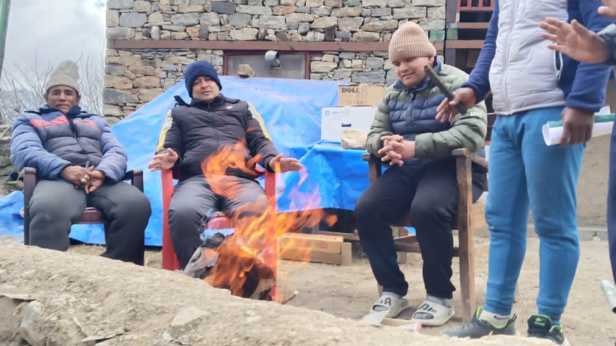 मौषममा आएको पविर्तनले जाडो बढ्योः कार्यालयमा आगो ताप्दै नागकिलाई सेवा दिदै