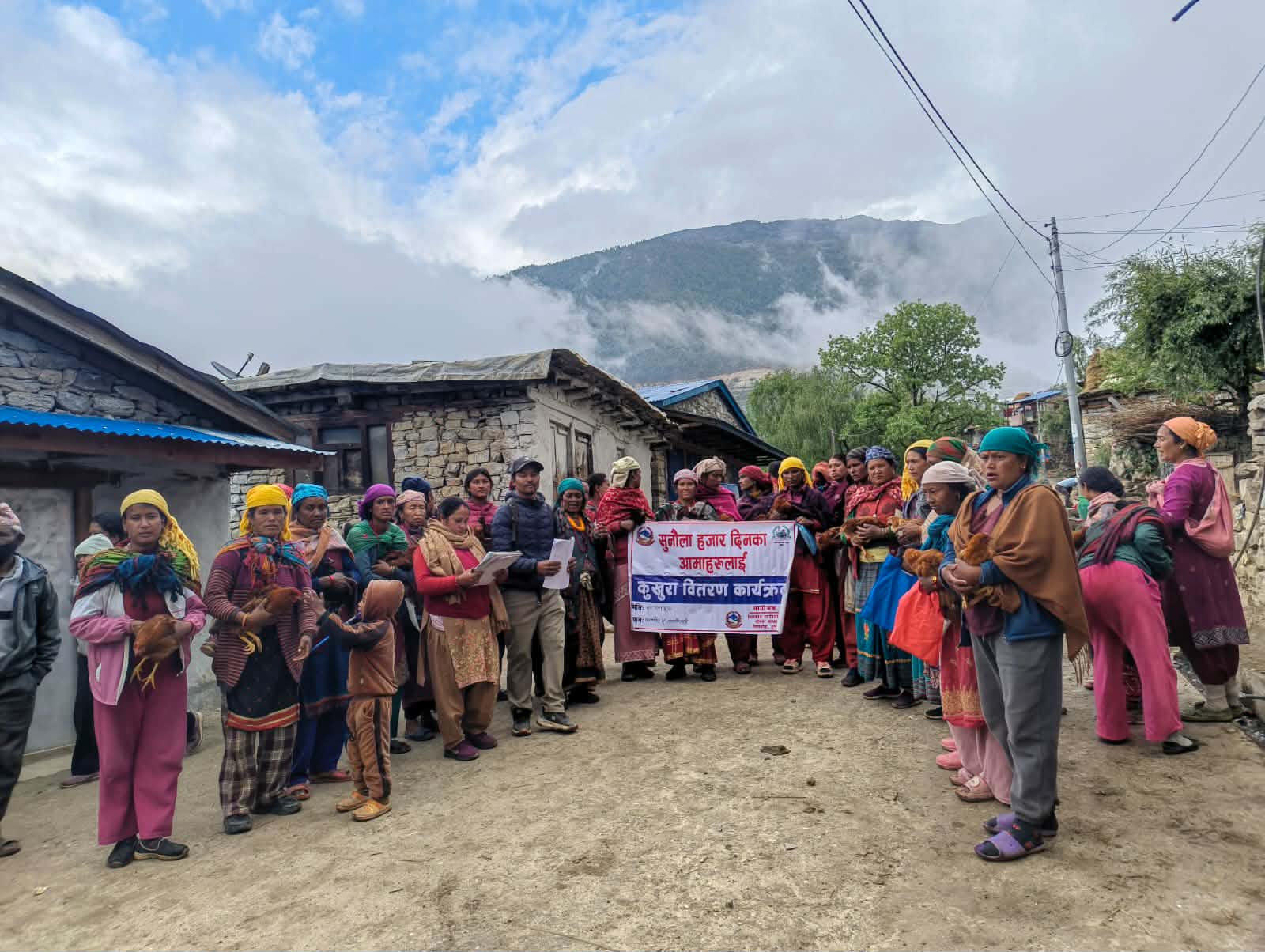 सुनौलो हजार दिन कार्यक्रम अन्तर्गत आमालाई कुखुरा वितरण
