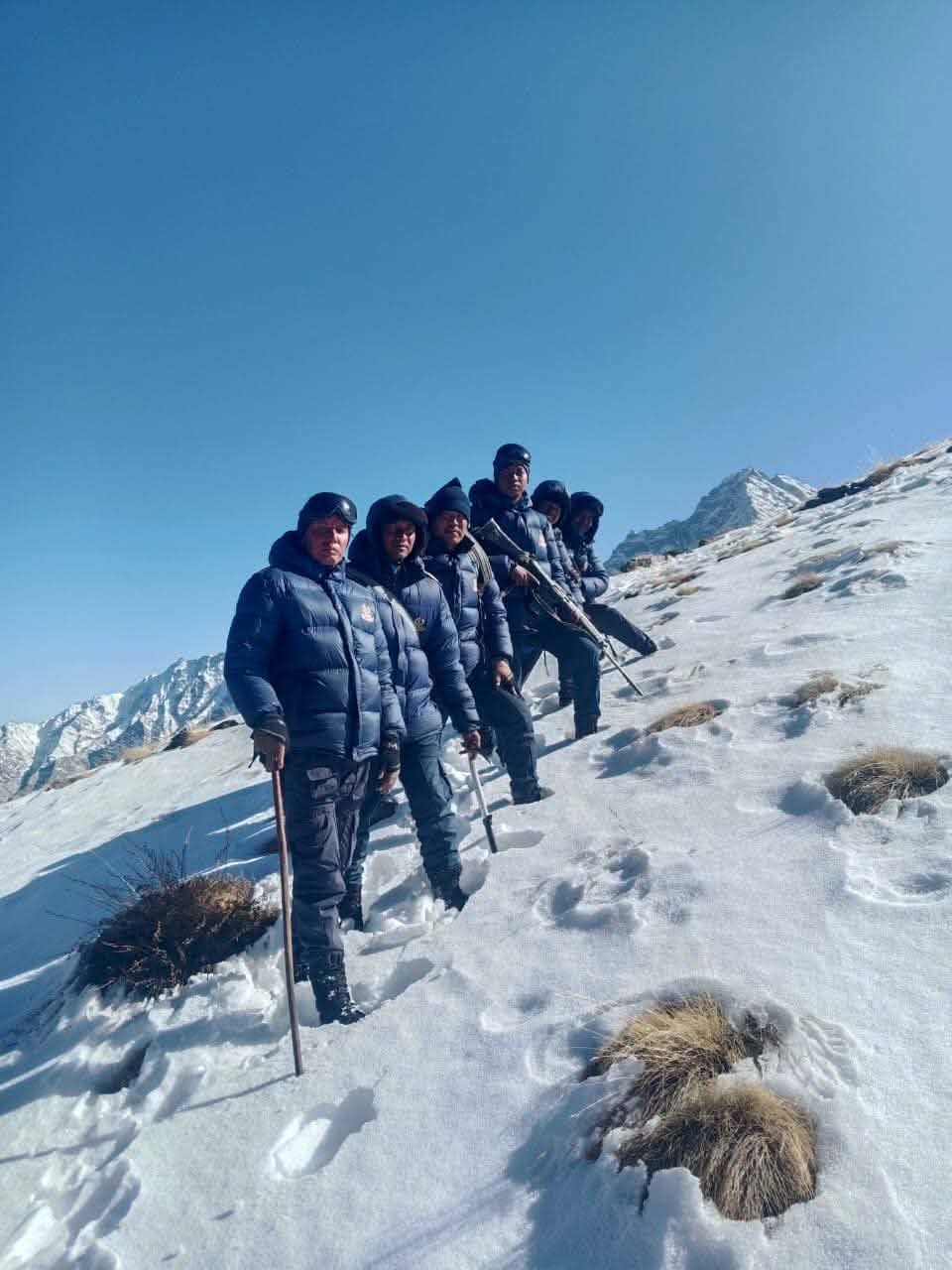 निर्वाचन सुरक्षाका लागि हिउ छिचोल्दै लिमी पुग्यो प्रहरी