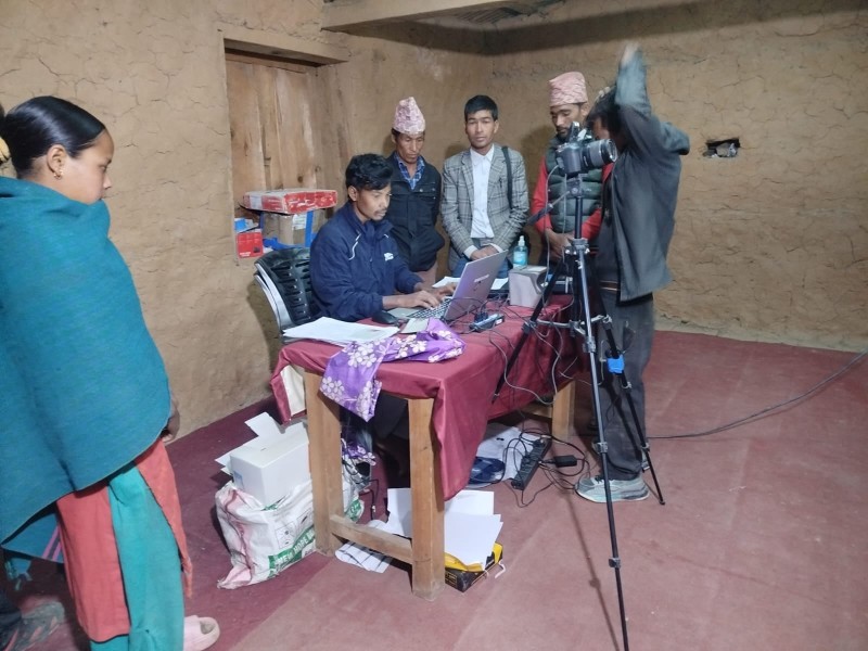 दुर्गम गाउँमा पुगेर राष्ट्रिय परिचयपत्र संकलन कार्य सुरु