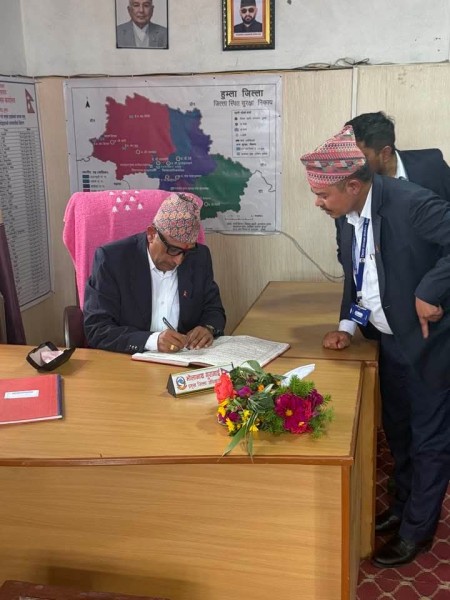 हुम्लाका नयाँ प्रमुख जिल्ला अधिकारी भोलानाथ गुरागाईंले पदभार ग्रहण