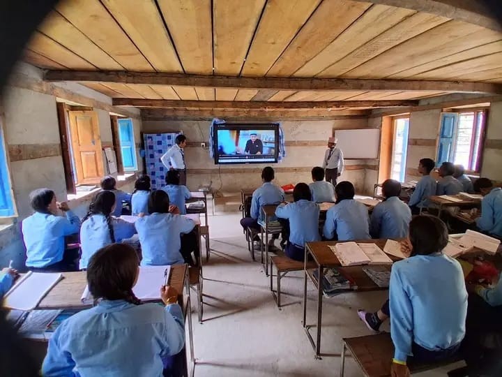 लाली गुराँस माध्यमिक विद्यालयमा स्मार्ट बोर्डमार्फत शिक्षण सिकाई कार्य सुरु