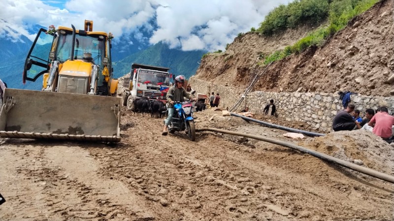 बर्खा लागेसँगै हुम्लाका कच्ची सडक हिलाम्मे, यात्रुलाई सास्ती