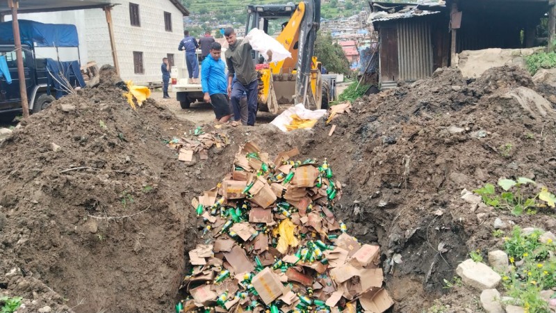 गत कार्तिक २१ गते बरामद गरेको २४ लाख १२ हजार मूल्य बराबरको चिनियाँ मदिरा नष्ट