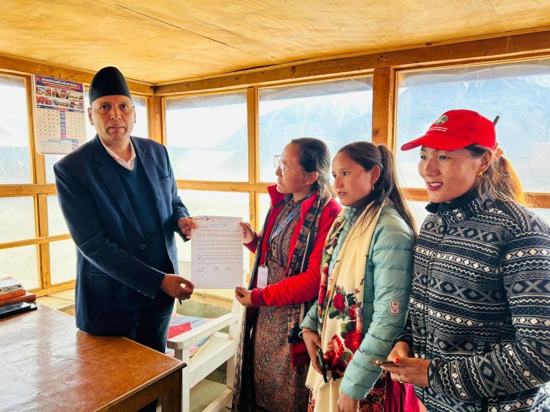 इनिसा बिकको न्यायको माग गर्दै जिल्ला प्रशासन कार्यालय हुम्लामा ज्ञापनपत्र पेश