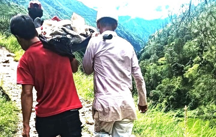 स्टेचरमा बोकेर ल्याएकी जेष्ठ नागरिकको बनेन राष्ट्रिय परिचयपत्र