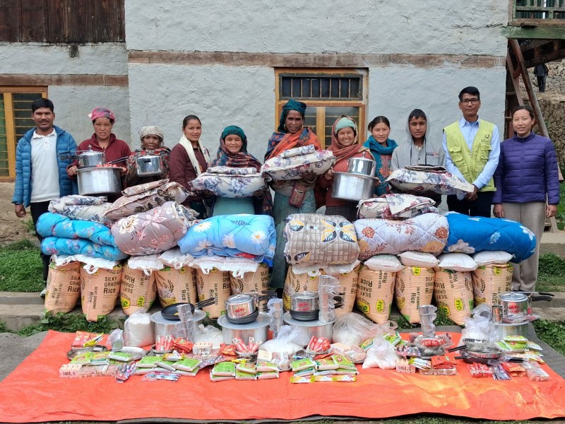 गरिब तथा विपन्न विद्यार्थीलाई खाद्यान्न, लत्ता कपडा र भाँडाकुँडा सहयोग