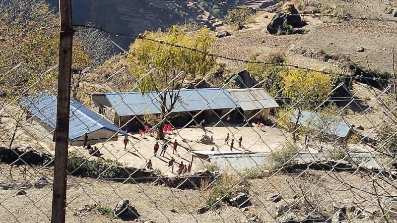 कैलास आधारभुत बिधालयमा कक्षा कोठाको अभाव, पठनपाठनमा समस्या