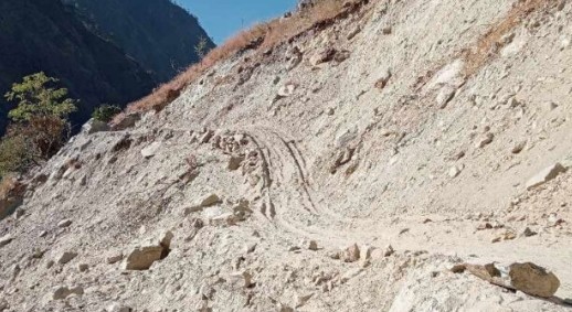 सुख्खा पहिरोका कारण कर्णाली करिडोर अन्र्तगत खच्चा सडक अवरुद्ध, सवारी साधन जाममा