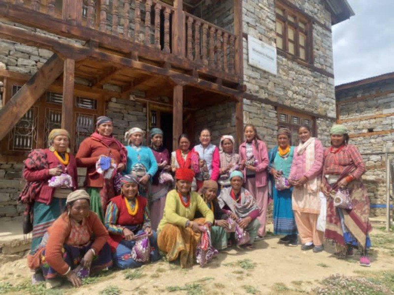 महिलालाई कपडाको प्याड सहयोग