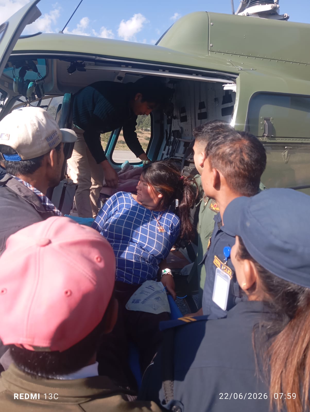 गर्भवती महिलाको नेपाली सेनाको हेलिकप्टरबाट थप उपचारका लागि जिल्ला बाहिर उद्धार