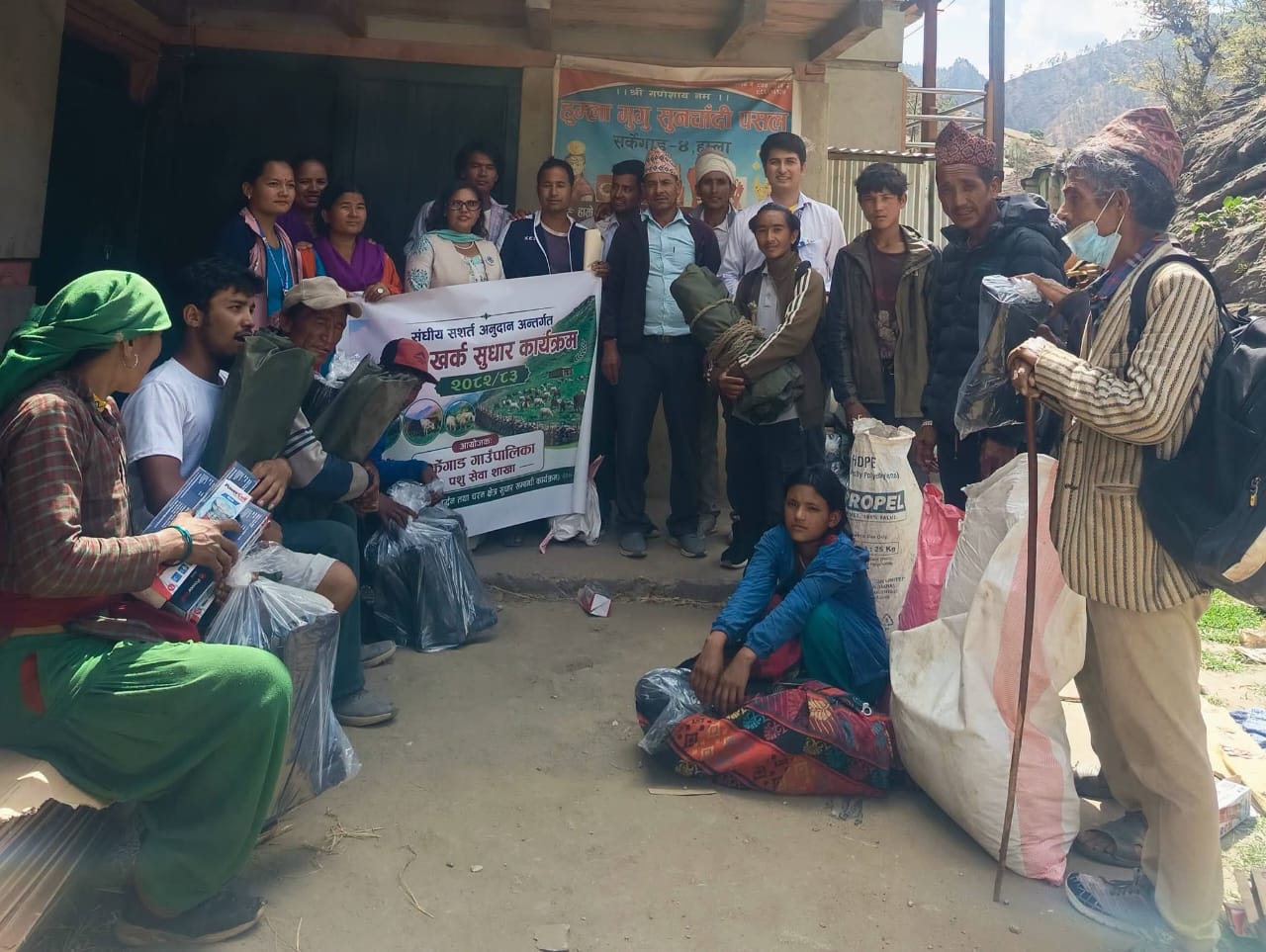 “चरन खर्क सुधार“ कार्यक्रम अन्तर्गत ४८ किसानलाई आवश्यक सामग्री वितरण