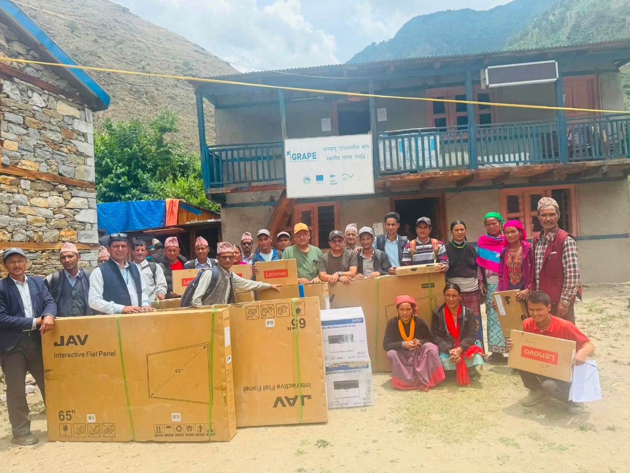 खार्पुनाथ गाउपालिकाद्धारा बिधालयमा स्मार्टबोर्ड, ल्यापटब  र प्रिन्टर बितरण