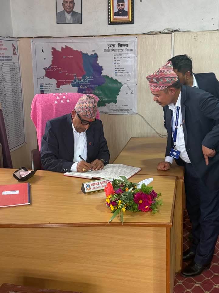 हुम्लाका नयाँ प्रमुख जिल्ला अधिकारी भोलानाथ गुरागाईंले पदभार ग्रहण
