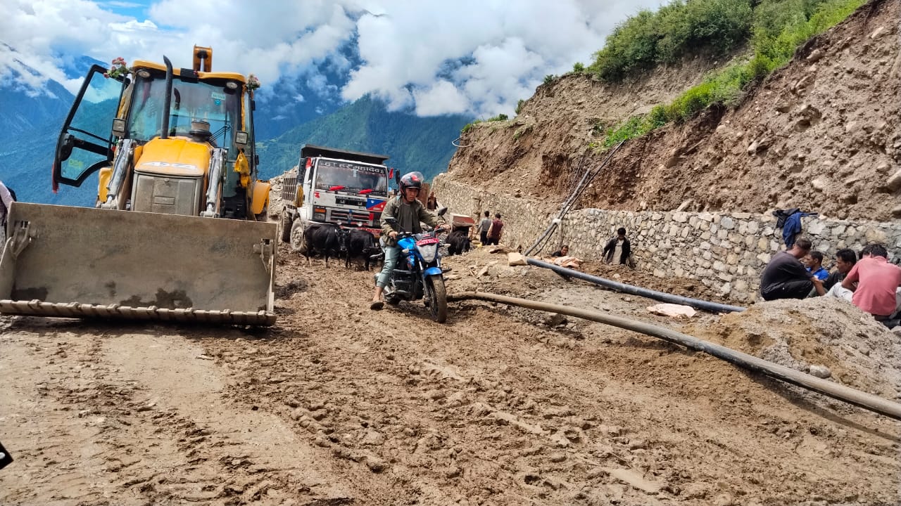 बर्खा लागेसँगै हुम्लाका कच्ची सडक हिलाम्मे, यात्रुलाई सास्ती
