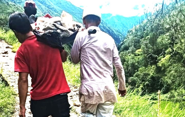 स्टेचरमा बोकेर ल्याएकी जेष्ठ नागरिकको बनेन राष्ट्रिय परिचयपत्र