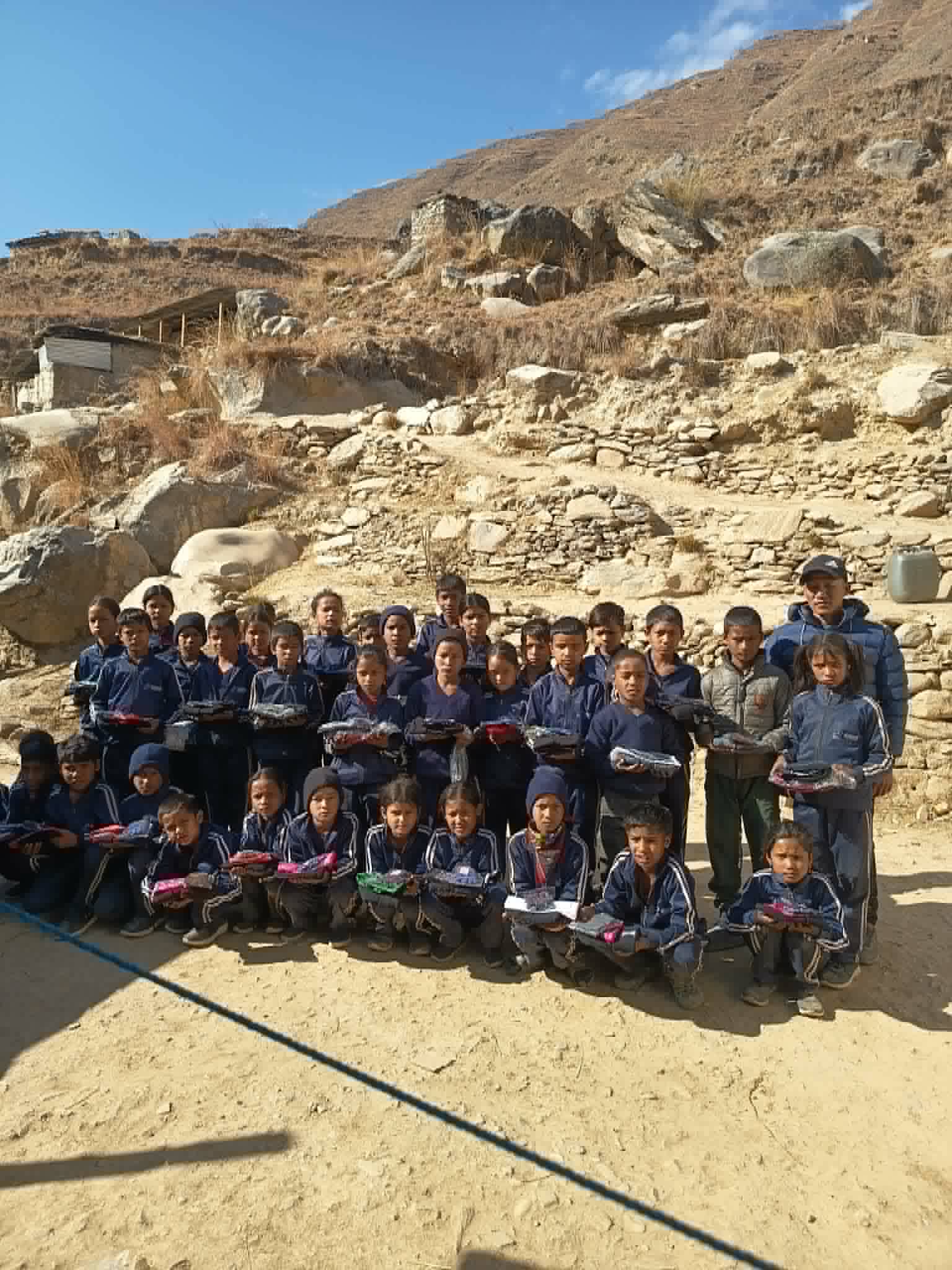 देवल आधारभुत विद्यालयका विद्यार्थीलाई जाडोको लागि न्यानो कपडा  बितरण